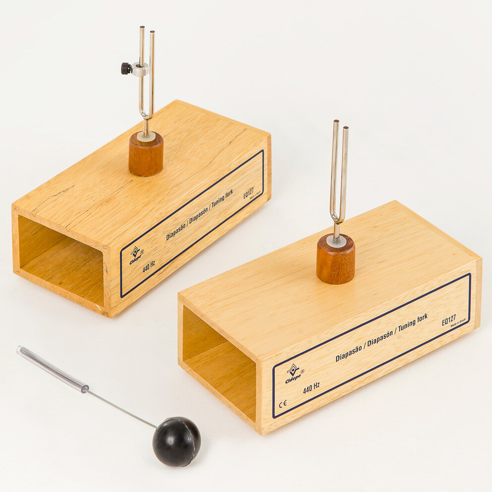 Conjunto de diapasões 440 Hz com caixa de ressonância, martelo e contrapeso