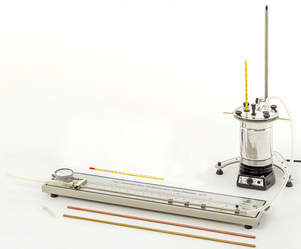 Long linear dilatometer with boiler and electric hot plate
